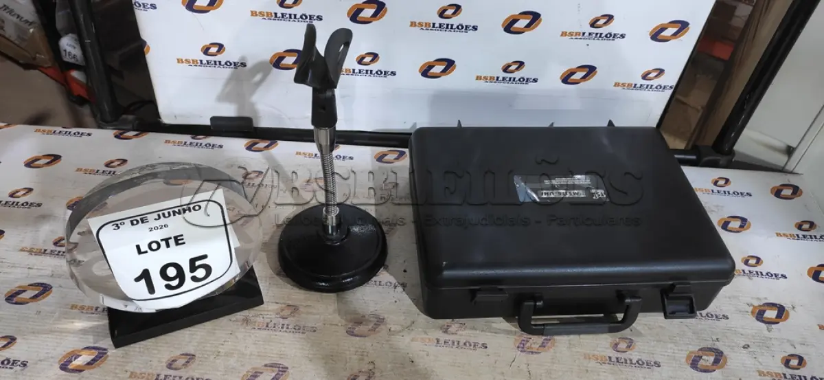LOTE 195 - 01 KIT DE MICROFONE COM RECEPTOR, MICROFONE E SUPORTE MODELO M5115-UHF MARCA TSI. (NO ESTADO) ATENÇÃO! FAZER A VISITAÇÃO ANTES DE ARREMATAR, NÃO SABEMOS SE FUNCIONA, LEILÃO NÃO TEM GARANTIA E NEM DEVOLUÇÃO, SUJEITO A POSSÍVEIS AVARIAS VISÍVEIS/OCULTAS E/OU AUSÊNCIA DE COMPONENTES.