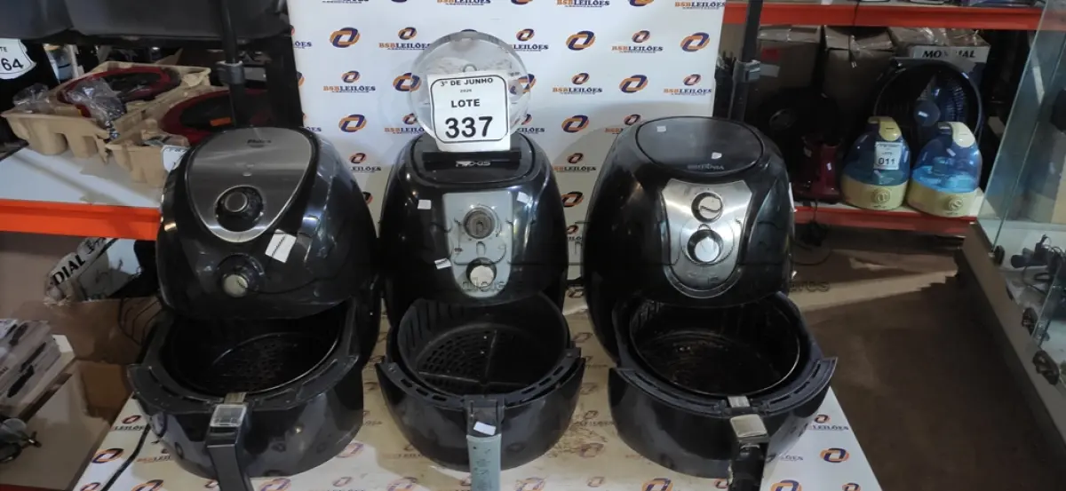 LOTE 337 - 03 AIR FRYERS DE MARCAS E MODELOS DIVERSOS. (NO ESTADO) ATENÇÃO! FAZER A VISITAÇÃO ANTES DE ARREMATAR, NÃO SABEMOS SE FUNCIONA, LEILÃO NÃO TEM GARANTIA E NEM DEVOLUÇÃO, SUJEITO A POSSÍVEIS AVARIAS VISÍVEIS/OCULTAS E/OU AUSÊNCIA DE COMPONENTES.