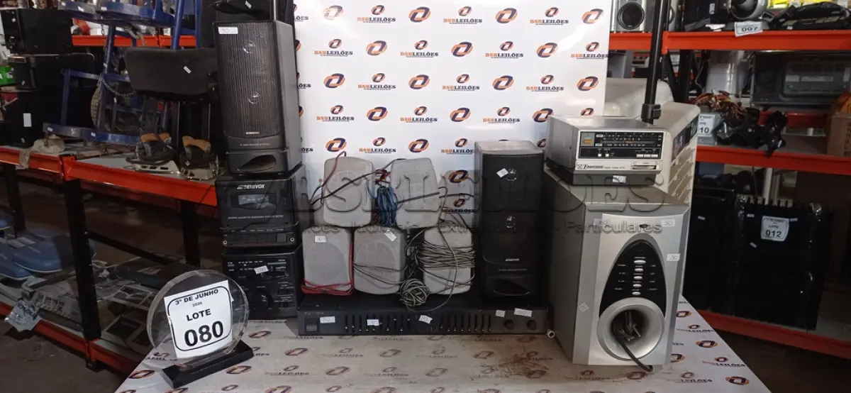 LOTE 080 - 01 MIXER DE MICROFONE MARCA ÔNIX, 01 VIDEO TUNER MODELO VT70 MARCA EMERSON, 02 RÁDIOS E 08 CAIXAS DE SOM PARA HOME THEATER. (NO ESTADO) ATENÇÃO! FAZER A VISITAÇÃO ANTES DE ARREMATAR, NÃO SABEMOS SE FUNCIONA, LEILÃO NÃO TEM GARANTIA E NEM DEVOLUÇÃO, SUJEITO A POSSÍVEIS AVARIAS VISÍVEIS/OCULTAS E/OU AUSÊNCIA DE COMPONENTES.