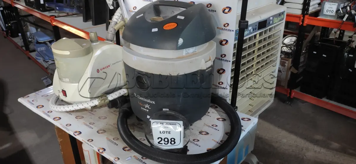 LOTE 298 - 01 PASSADOR DE ROUPA PROFISSIONAL MARCA SINGER E 01 ASPIRADOR DE PÓ MARCA ELECTROLUX. (NO ESTADO) ATENÇÃO! FAZER A VISITAÇÃO ANTES DE ARREMATAR, NÃO SABEMOS SE FUNCIONA, LEILÃO NÃO TEM GARANTIA E NEM DEVOLUÇÃO, SUJEITO A POSSÍVEIS AVARIAS VISÍVEIS/OCULTAS E/OU AUSÊNCIA DE COMPONENTES.