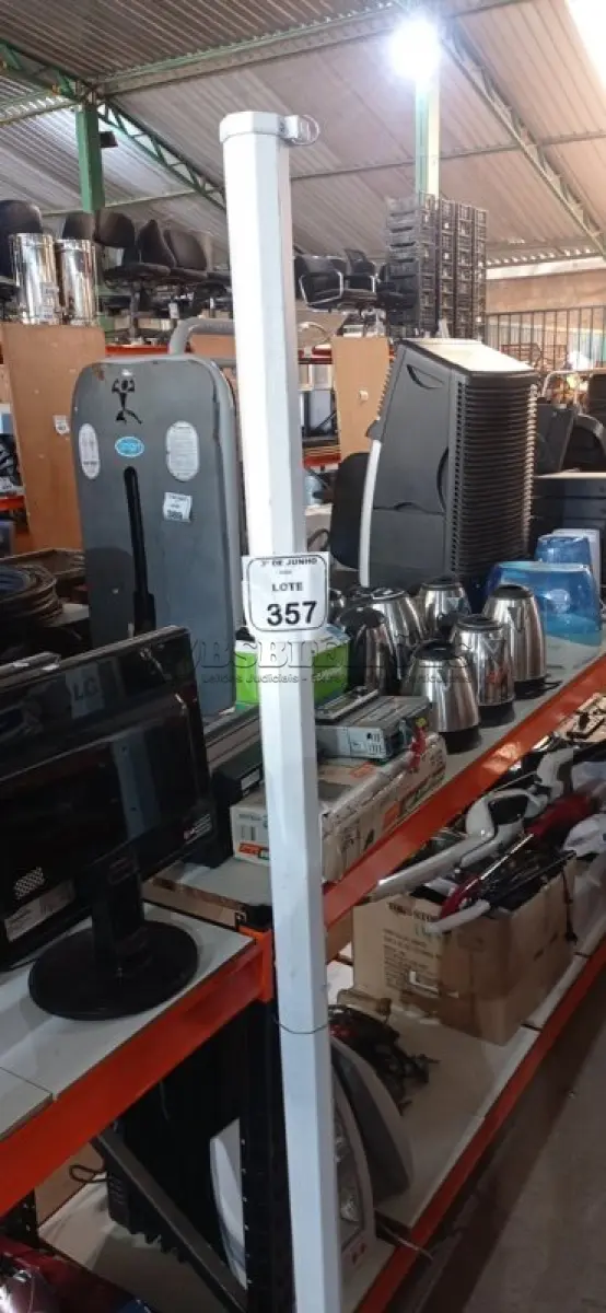 LOTE 357 - 01 TELA DE PROJEÇÃO RETRÁTIL. (NO ESTADO) ATENÇÃO! FAZER A VISITAÇÃO ANTES DE ARREMATAR, NÃO SABEMOS SE FUNCIONA, LEILÃO NÃO TEM GARANTIA E NEM DEVOLUÇÃO, SUJEITO A POSSÍVEIS AVARIAS VISÍVEIS/OCULTAS E/OU AUSÊNCIA DE COMPONENTES.