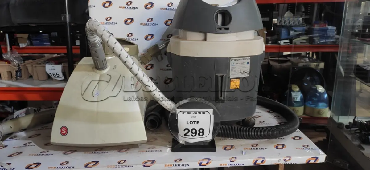 LOTE 298 - 01 PASSADOR DE ROUPA PROFISSIONAL MARCA SINGER E 01 ASPIRADOR DE PÓ MARCA ELECTROLUX. (NO ESTADO) ATENÇÃO! FAZER A VISITAÇÃO ANTES DE ARREMATAR, NÃO SABEMOS SE FUNCIONA, LEILÃO NÃO TEM GARANTIA E NEM DEVOLUÇÃO, SUJEITO A POSSÍVEIS AVARIAS VISÍVEIS/OCULTAS E/OU AUSÊNCIA DE COMPONENTES.