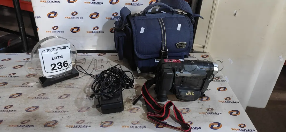 LOTE 236 - 01 FILMADORA MODELO GR-AXM225 COM ACESSÓRIOS MARCA JVC. (NO ESTADO) ATENÇÃO! FAZER A VISITAÇÃO ANTES DE ARREMATAR, NÃO SABEMOS SE FUNCIONA, LEILÃO NÃO TEM GARANTIA E NEM DEVOLUÇÃO, SUJEITO A POSSÍVEIS AVARIAS VISÍVEIS/OCULTAS E/OU AUSÊNCIA DE COMPONENTES.