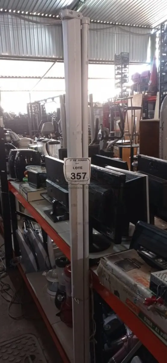 LOTE 357 - 01 TELA DE PROJEÇÃO RETRÁTIL. (NO ESTADO) ATENÇÃO! FAZER A VISITAÇÃO ANTES DE ARREMATAR, NÃO SABEMOS SE FUNCIONA, LEILÃO NÃO TEM GARANTIA E NEM DEVOLUÇÃO, SUJEITO A POSSÍVEIS AVARIAS VISÍVEIS/OCULTAS E/OU AUSÊNCIA DE COMPONENTES.