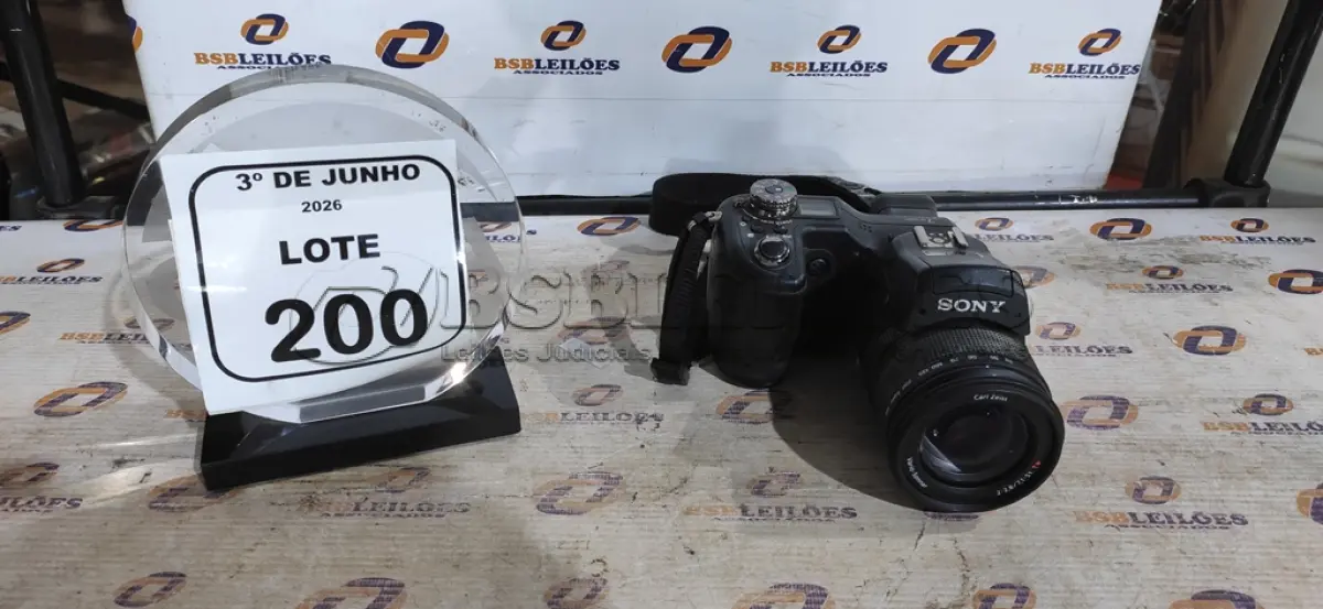 LOTE 200 - 01 MÁQUINA FOTOGRÁFICA MARCA SONY. (NO ESTADO) ATENÇÃO! FAZER A VISITAÇÃO ANTES DE ARREMATAR, NÃO SABEMOS SE FUNCIONA, LEILÃO NÃO TEM GARANTIA E NEM DEVOLUÇÃO, SUJEITO A POSSÍVEIS AVARIAS VISÍVEIS/OCULTAS E/OU AUSÊNCIA DE COMPONENTES.