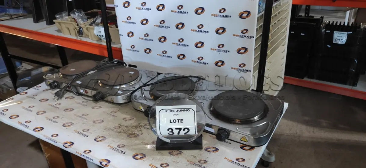 LOTE 372 - 02 FOGÕES DE INDUÇÃO PORTÁTIL COM 02 BOCAS. (NO ESTADO) ATENÇÃO! FAZER A VISITAÇÃO ANTES DE ARREMATAR, NÃO SABEMOS SE FUNCIONA, LEILÃO NÃO TEM GARANTIA E NEM DEVOLUÇÃO, SUJEITO A POSSÍVEIS AVARIAS VISÍVEIS/OCULTAS E/OU AUSÊNCIA DE COMPONENTES.