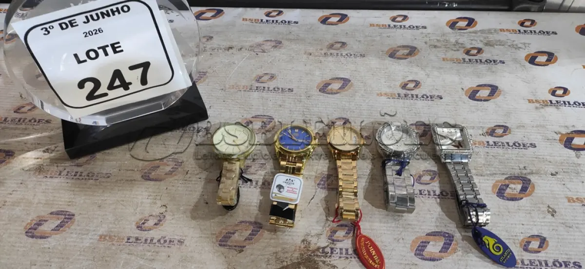LOTE 247 - 05 RELÓGIOS DE PULSO. (NO ESTADO) ATENÇÃO! FAZER A VISITAÇÃO ANTES DE ARREMATAR, NÃO SABEMOS SE FUNCIONA, LEILÃO NÃO TEM GARANTIA E NEM DEVOLUÇÃO, SUJEITO A POSSÍVEIS AVARIAS VISÍVEIS/OCULTAS E/OU AUSÊNCIA DE COMPONENTES.