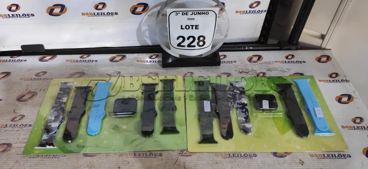 LOTE 228 - 02 RELÓGIOS INTELIGENTES COM 05 PULSEIRAS. (NO ESTADO) ATENÇÃO! FAZER A VISITAÇÃO ANTES DE ARREMATAR, NÃO SABEMOS SE FUNCIONA, LEILÃO NÃO TEM GARANTIA E NEM DEVOLUÇÃO, SUJEITO A POSSÍVEIS AVARIAS VISÍVEIS/OCULTAS E/OU AUSÊNCIA DE COMPONENTES.