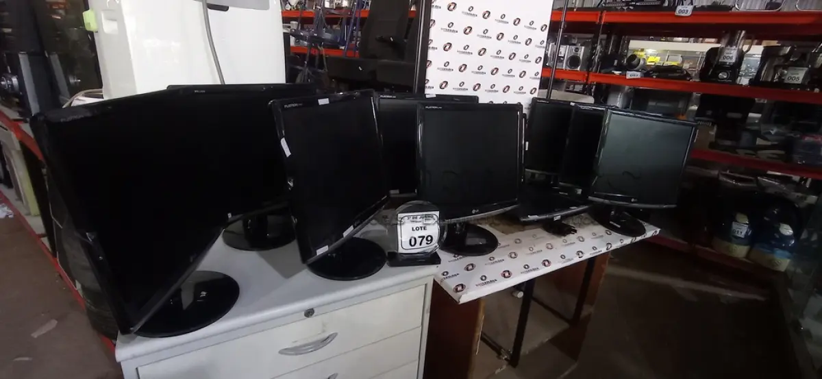 LOTE 079 - 10 MONITORES DE MARCAS E MODELOS DIVERSOS. (NO ESTADO) ATENÇÃO! FAZER A VISITAÇÃO ANTES DE ARREMATAR, NÃO SABEMOS SE FUNCIONA, LEILÃO NÃO TEM GARANTIA E NEM DEVOLUÇÃO, SUJEITO A POSSÍVEIS AVARIAS VISÍVEIS/OCULTAS E/OU AUSÊNCIA DE COMPONENTES.