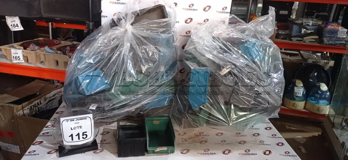 LOTE 115 - 01 LOTE COM GRANDE QUANTIDADE DE CAIXAS DE PLÁSTICO ORGANIZADORAS DE PARAFUSOS. (NO ESTADO) ATENÇÃO! FAZER A VISITAÇÃO ANTES DE ARREMATAR, NÃO SABEMOS SE FUNCIONA, LEILÃO NÃO TEM GARANTIA E NEM DEVOLUÇÃO, SUJEITO A POSSÍVEIS AVARIAS VISÍVEIS/OCULTAS E/OU AUSÊNCIA DE COMPONENTES.