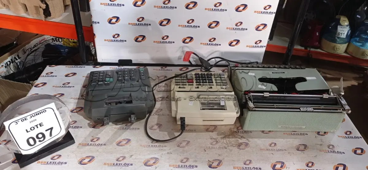 LOTE 097 - 01 MÁQUINA DE ESCREVER MODELO LETTERA MARCA OLIVETTI E 02 CALCULADORAS COMERCIAIS. (NO ESTADO) ATENÇÃO! FAZER A VISITAÇÃO ANTES DE ARREMATAR, NÃO SABEMOS SE FUNCIONA, LEILÃO NÃO TEM GARANTIA E NEM DEVOLUÇÃO, SUJEITO A POSSÍVEIS AVARIAS VISÍVEIS/OCULTAS E/OU AUSÊNCIA DE COMPONENTES.