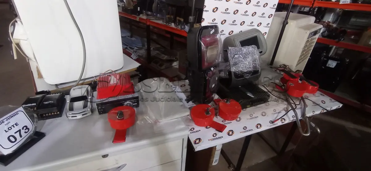 LOTE 073 - 01 PAR DE LANTERNAS TRASEIRA FIAT 2810, 02 TRAVAS DE SEGURANÇA ANTIFURTO PARA VOLANTE E PEDAL, 01 MODULO AMPLIFICADOR DE SOM AUTOMOTIVO, 01 MODULO AMPLIFICADOR DE SOM AUTOMOTIVO MODELO TS 7070 MARCA TAURUS, 01 QUEBRA SOL,  01 ENCOSTO DE CABEÇA COM TELA MULTIMIDIA MODELO MD-7709 TOUCH, 02 APARELHOS DE SOM AUTOMOTIVO, 06 TRAVAS ANTIFURTO DE METAL NA COR VERMELHA, 02 ADESIVOS DE CARRO E ACESSÓRIOS VARIADOS. (NO ESTADO) ATENÇÃO! FAZER A VISITAÇÃO ANTES DE ARREMATAR, NÃO SABEMOS SE FUNCIONA, LEILÃO NÃO TEM GARANTIA E NEM DEVOLUÇÃO, SUJEITO A POSSÍVEIS AVARIAS VISÍVEIS/OCULTAS E/OU AUSÊNCIA DE COMPONENTES. 