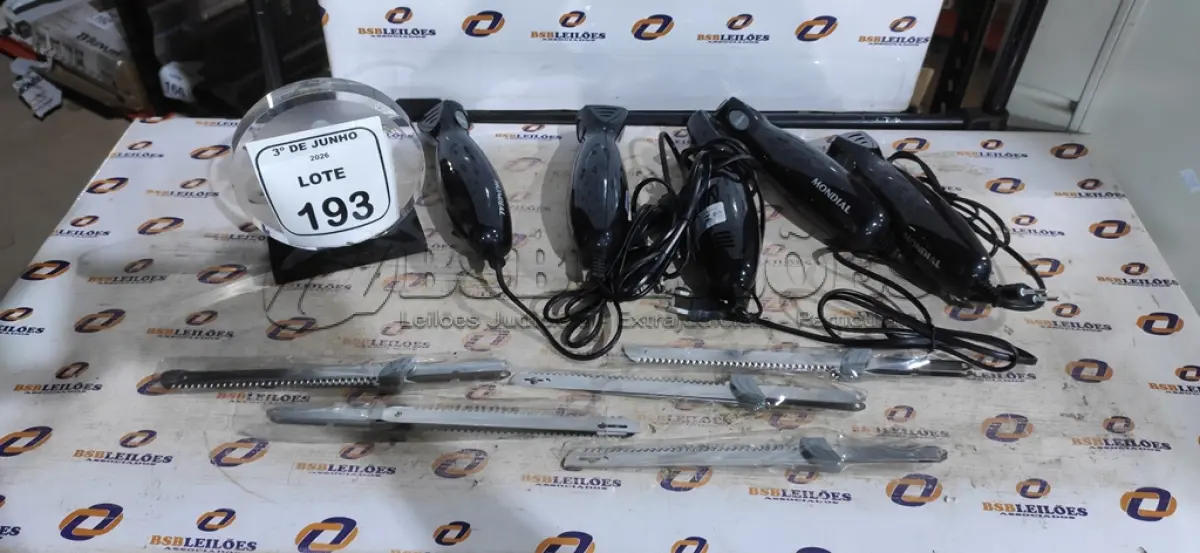 LOTE 193 - 05 FACAS ELÉTRICAS MARCA MONDIAL. (NO ESTADO) ATENÇÃO! FAZER A VISITAÇÃO ANTES DE ARREMATAR, NÃO SABEMOS SE FUNCIONA, LEILÃO NÃO TEM GARANTIA E NEM DEVOLUÇÃO, SUJEITO A POSSÍVEIS AVARIAS VISÍVEIS/OCULTAS E/OU AUSÊNCIA DE COMPONENTES.