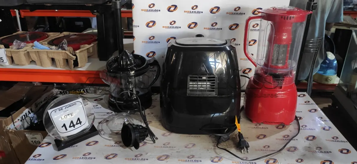 LOTE 144 - 01 AIR FRYER 4L, 01 ESPREMEDOR DE FRUTAS E 01 LIQUIDIFICADOR 220V MARCA MONDIAL. (NO ESTADO) ATENÇÃO! FAZER A VISITAÇÃO ANTES DE ARREMATAR, NÃO SABEMOS SE FUNCIONA, LEILÃO NÃO TEM GARANTIA E NEM DEVOLUÇÃO, SUJEITO A POSSÍVEIS AVARIAS VISÍVEIS/OCULTAS E/OU AUSÊNCIA DE COMPONENTES.