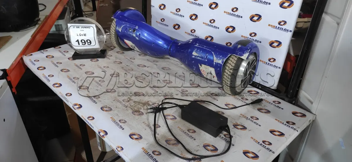 LOTE 199 - 01 HOVERBOARD COM CARREGADOR. (NO ESTADO) ATENÇÃO! FAZER A VISITAÇÃO ANTES DE ARREMATAR, NÃO SABEMOS SE FUNCIONA, LEILÃO NÃO TEM GARANTIA E NEM DEVOLUÇÃO, SUJEITO A POSSÍVEIS AVARIAS VISÍVEIS/OCULTAS E/OU AUSÊNCIA DE COMPONENTES.