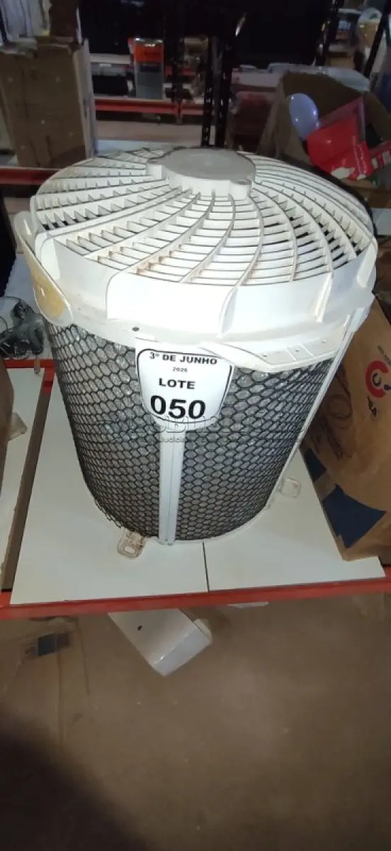 LOTE 050 - 01 CONDENSADORA MODELO 38KCH12C5 12.000BTU/H MARCA CARRIER. (NO ESTADO) ATENÇÃO! FAZER A VISITAÇÃO ANTES DE ARREMATAR, NÃO SABEMOS SE FUNCIONA, LEILÃO NÃO TEM GARANTIA E NEM DEVOLUÇÃO, SUJEITO A POSSÍVEIS AVARIAS VISÍVEIS/OCULTAS E/OU AUSÊNCIA DE COMPONENTES.