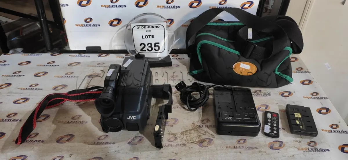 LOTE 235 - 01 FILMADORA MODELO GR-AX404 COM ACESSÓRIOS MARCA JVC. (NO ESTADO) ATENÇÃO! FAZER A VISITAÇÃO ANTES DE ARREMATAR, NÃO SABEMOS SE FUNCIONA, LEILÃO NÃO TEM GARANTIA E NEM DEVOLUÇÃO, SUJEITO A POSSÍVEIS AVARIAS VISÍVEIS/OCULTAS E/OU AUSÊNCIA DE COMPONENTES.