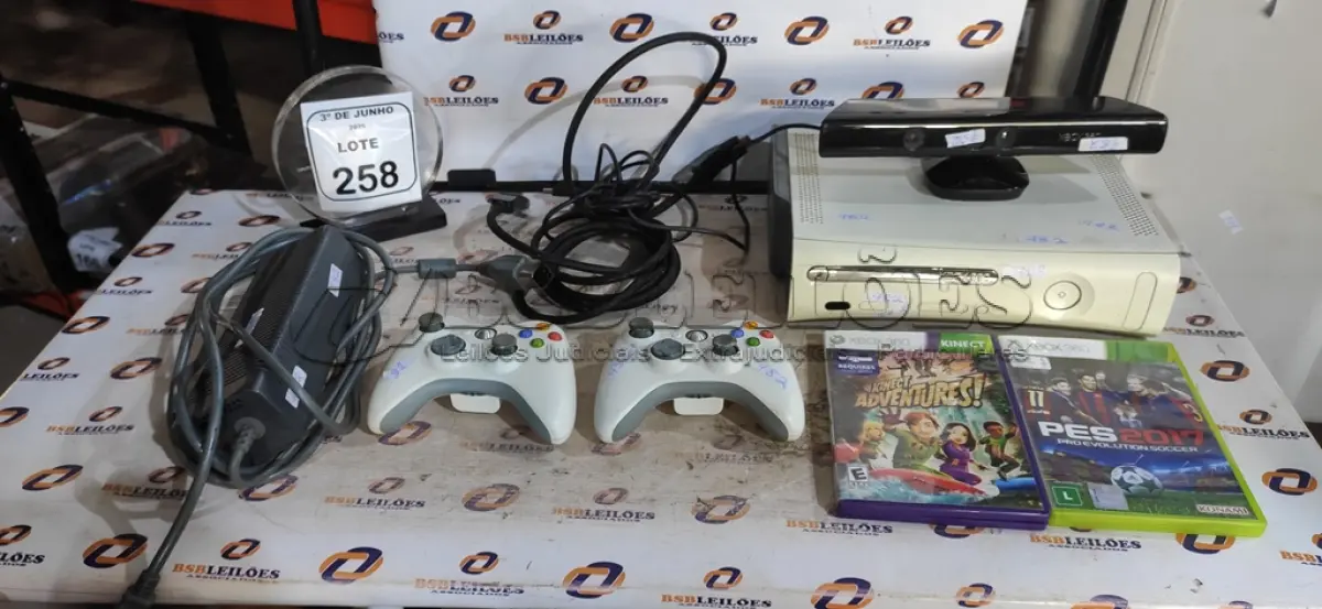LOTE 258 - 01 XBOX 360 COM CONTROLES, ACESSÓRIOS E JOGOS. (NO ESTADO) ATENÇÃO! FAZER A VISITAÇÃO ANTES DE ARREMATAR, NÃO SABEMOS SE FUNCIONA, LEILÃO NÃO TEM GARANTIA E NEM DEVOLUÇÃO, SUJEITO A POSSÍVEIS AVARIAS VISÍVEIS/OCULTAS E/OU AUSÊNCIA DE COMPONENTES.