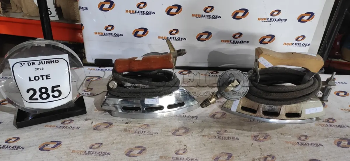 LOTE 285 - 02 FERROS DE PASSAR A GÁS MARCA CHAMA FORTE. (NO ESTADO) ATENÇÃO! FAZER A VISITAÇÃO ANTES DE ARREMATAR, NÃO SABEMOS SE FUNCIONA, LEILÃO NÃO TEM GARANTIA E NEM DEVOLUÇÃO, SUJEITO A POSSÍVEIS AVARIAS VISÍVEIS/OCULTAS E/OU AUSÊNCIA DE COMPONENTES.