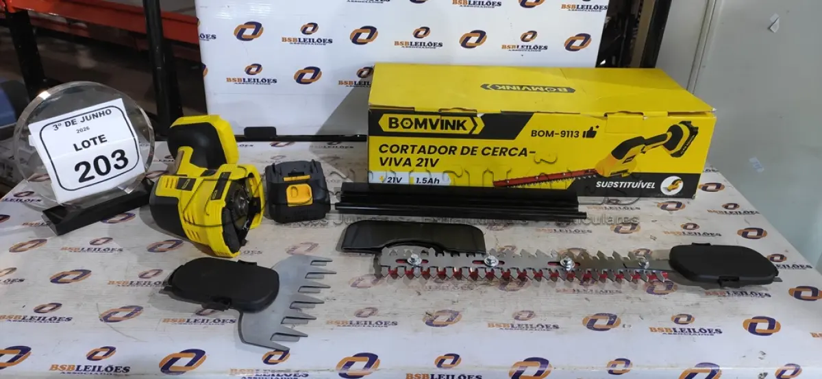 LOTE 203 - 01 MÁQUINA DE CORTAR CERCA-VIVA A BATERIA 21V MARCA BOMVINK. (NO ESTADO) ATENÇÃO! FAZER A VISITAÇÃO ANTES DE ARREMATAR, NÃO SABEMOS SE FUNCIONA, LEILÃO NÃO TEM GARANTIA E NEM DEVOLUÇÃO, SUJEITO A POSSÍVEIS AVARIAS VISÍVEIS/OCULTAS E/OU AUSÊNCIA DE COMPONENTES.