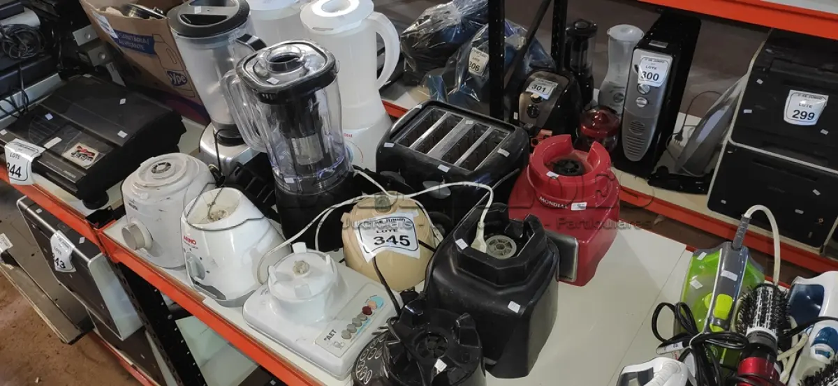 LOTE 345 - 01 TORRADEIRA, 04 LIQUIDIFICADORES E 07 MOTORES DE LIQUIDIFICADORES DE MARCAS E MODELOS DIVERSOS. (NO ESTADO) ATENÇÃO! FAZER A VISITAÇÃO ANTES DE ARREMATAR, NÃO SABEMOS SE FUNCIONA, LEILÃO NÃO TEM GARANTIA E NEM DEVOLUÇÃO, SUJEITO A POSSÍVEIS AVARIAS VISÍVEIS/OCULTAS E/OU AUSÊNCIA DE COMPONENTES.