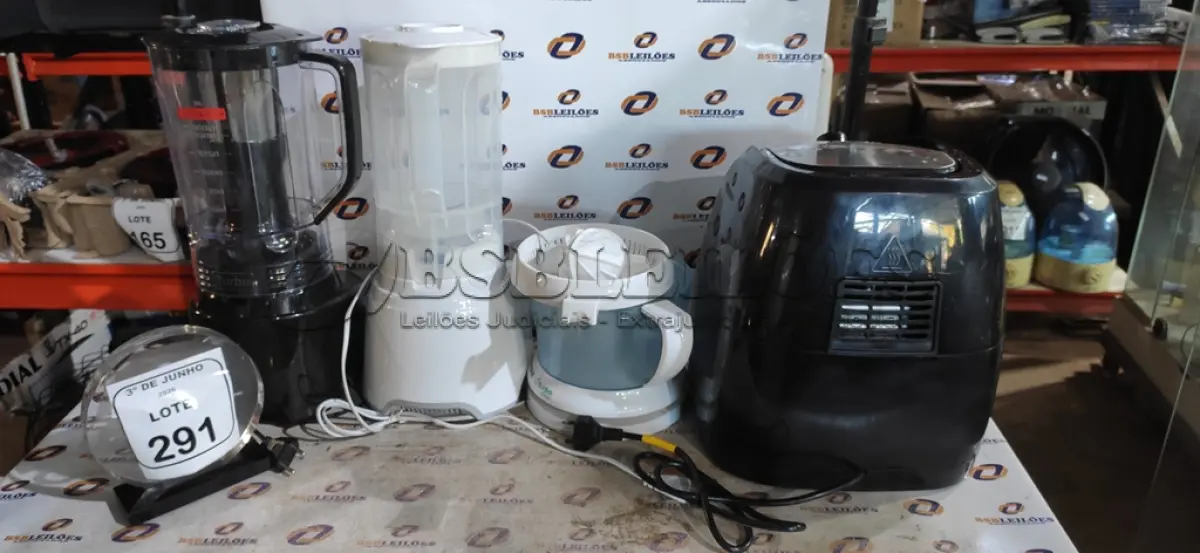 LOTE 291 - 01 AIR FRYER DE 4L, 01 ESPREMEDOR DE FRUTAS E 02 LIQUIDIFICADORES. (NO ESTADO) ATENÇÃO! FAZER A VISITAÇÃO ANTES DE ARREMATAR, NÃO SABEMOS SE FUNCIONA, LEILÃO NÃO TEM GARANTIA E NEM DEVOLUÇÃO, SUJEITO A POSSÍVEIS AVARIAS VISÍVEIS/OCULTAS E/OU AUSÊNCIA DE COMPONENTES.