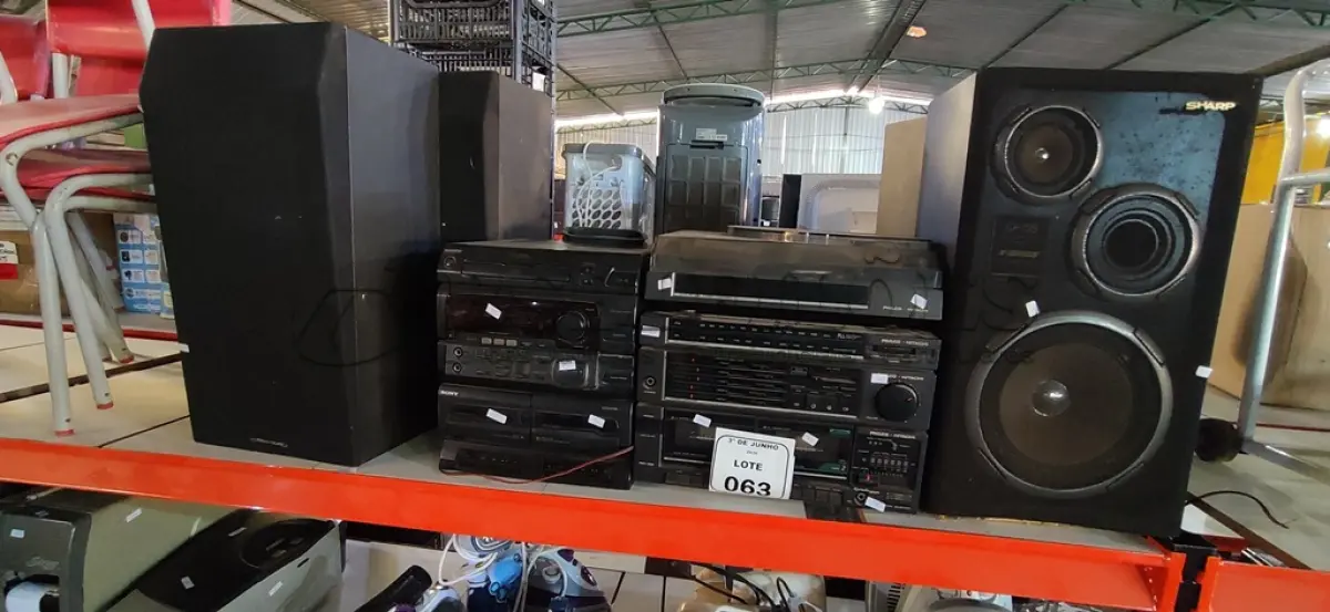 LOTE 063 - 01 RÁDIO VITROLA TOCA FITAS MODELO PRDT-300D MARCA PHILCO-HITACHI, 01 MICRO SYSTEM MODELO FH-G50 MARCA SONY E 04 CAIXAS DE SOM DE MARCAS E MODELOS DIVERSOS. (NO ESTADO) ATENÇÃO! FAZER A VISITAÇÃO ANTES DE ARREMATAR, NÃO SABEMOS SE FUNCIONA, LEILÃO NÃO TEM GARANTIA E NEM DEVOLUÇÃO, SUJEITO A POSSÍVEIS AVARIAS VISÍVEIS/OCULTAS E/OU AUSÊNCIA DE COMPONENTES.