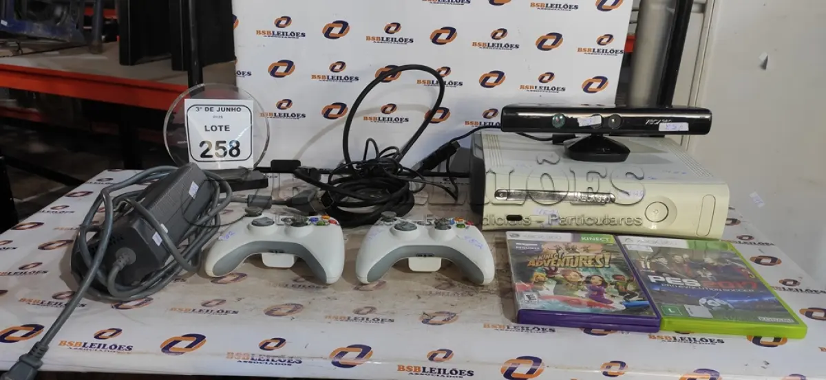 LOTE 258 - 01 XBOX 360 COM CONTROLES, ACESSÓRIOS E JOGOS. (NO ESTADO) ATENÇÃO! FAZER A VISITAÇÃO ANTES DE ARREMATAR, NÃO SABEMOS SE FUNCIONA, LEILÃO NÃO TEM GARANTIA E NEM DEVOLUÇÃO, SUJEITO A POSSÍVEIS AVARIAS VISÍVEIS/OCULTAS E/OU AUSÊNCIA DE COMPONENTES.