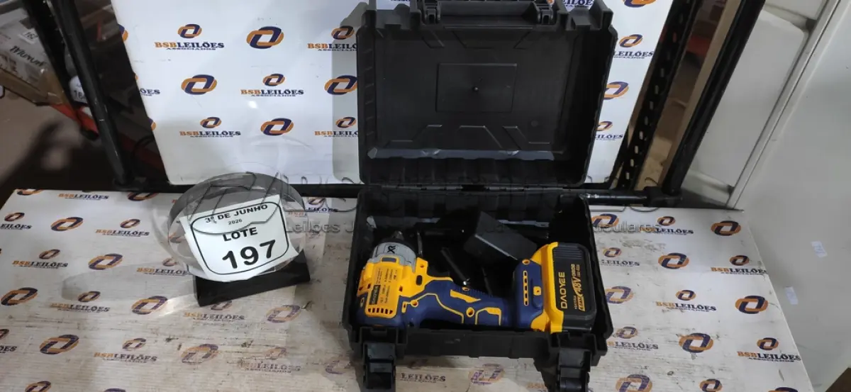 LOTE 197 - 01 CHAVE DE IMPACTO A BATERIA 48V COM CARREGADOR, JOGO DE SEQUQTE E CASE MARCA DAOYEE. (NO ESTADO) ATENÇÃO! FAZER A VISITAÇÃO ANTES DE ARREMATAR, NÃO SABEMOS SE FUNCIONA, LEILÃO NÃO TEM GARANTIA E NEM DEVOLUÇÃO, SUJEITO A POSSÍVEIS AVARIAS VISÍVEIS/OCULTAS E/OU AUSÊNCIA DE COMPONENTES.