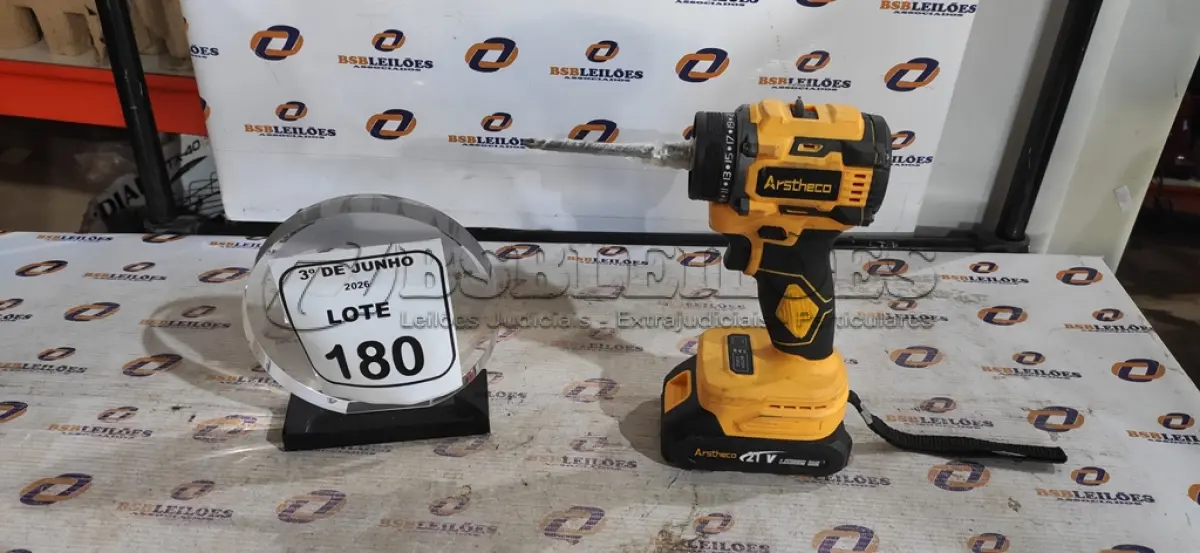 LOTE 180 - 01 FURADEIRA A BATERIA 21V MARCA ARSTHECO. (NO ESTADO) ATENÇÃO! FAZER A VISITAÇÃO ANTES DE ARREMATAR, NÃO SABEMOS SE FUNCIONA, LEILÃO NÃO TEM GARANTIA E NEM DEVOLUÇÃO, SUJEITO A POSSÍVEIS AVARIAS VISÍVEIS/OCULTAS E/OU AUSÊNCIA DE COMPONENTES.