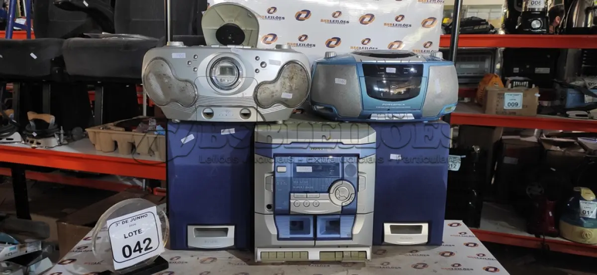 LOTE 042 - 01 MINI SYSTEM MODELO NSX-SZ100 MARCA AIWA E 02 MICROS SYSTEM PORTÁTEIS. (NO ESTADO) ATENÇÃO! FAZER A VISITAÇÃO ANTES DE ARREMATAR, NÃO SABEMOS SE FUNCIONA, LEILÃO NÃO TEM GARANTIA E NEM DEVOLUÇÃO, SUJEITO A POSSÍVEIS AVARIAS VISÍVEIS/OCULTAS E/OU AUSÊNCIA DE COMPONENTES.