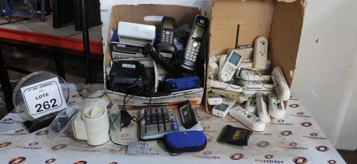 LOTE 262 - 01 LOTE COM GRANDE QUANTIDADE DE CONTROLES DE AR-CONDICIONADO, CALCULADORAS, TELEFONES FIXOS, APARELHOS AURICULARES E ELETRÔNICOS DIVERSOS. (NO ESTADO) ATENÇÃO! FAZER A VISITAÇÃO ANTES DE ARREMATAR, NÃO SABEMOS SE FUNCIONA, LEILÃO NÃO TEM GARANTIA E NEM DEVOLUÇÃO, SUJEITO A POSSÍVEIS AVARIAS VISÍVEIS/OCULTAS E/OU AUSÊNCIA DE COMPONENTES.