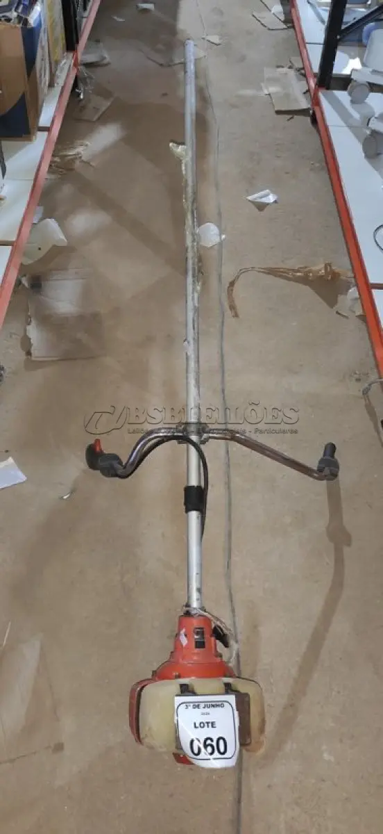LOTE 060 - 01 ROÇADEIRA MODELO 143R-II MARCA HUSQVARNA INCOMPLETA. (NO ESTADO) ATENÇÃO! FAZER A VISITAÇÃO ANTES DE ARREMATAR, NÃO SABEMOS SE FUNCIONA, LEILÃO NÃO TEM GARANTIA E NEM DEVOLUÇÃO, SUJEITO A POSSÍVEIS AVARIAS VISÍVEIS/OCULTAS E/OU AUSÊNCIA DE COMPONENTES.