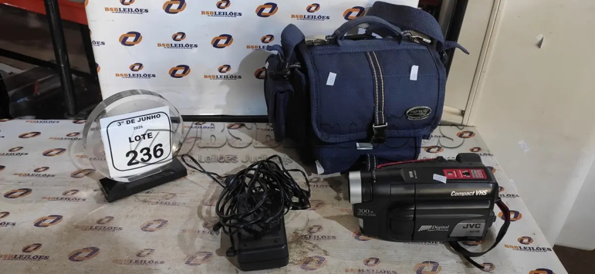LOTE 236 - 01 FILMADORA MODELO GR-AXM225 COM ACESSÓRIOS MARCA JVC. (NO ESTADO) ATENÇÃO! FAZER A VISITAÇÃO ANTES DE ARREMATAR, NÃO SABEMOS SE FUNCIONA, LEILÃO NÃO TEM GARANTIA E NEM DEVOLUÇÃO, SUJEITO A POSSÍVEIS AVARIAS VISÍVEIS/OCULTAS E/OU AUSÊNCIA DE COMPONENTES.