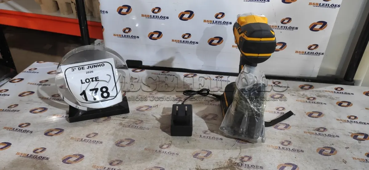 LOTE 178 - 01 CHAVE DE IMPACTO A BATERIA 48V COM CARREGADOR. (NO ESTADO) ATENÇÃO! FAZER A VISITAÇÃO ANTES DE ARREMATAR, NÃO SABEMOS SE FUNCIONA, LEILÃO NÃO TEM GARANTIA E NEM DEVOLUÇÃO, SUJEITO A POSSÍVEIS AVARIAS VISÍVEIS/OCULTAS E/OU AUSÊNCIA DE COMPONENTES.