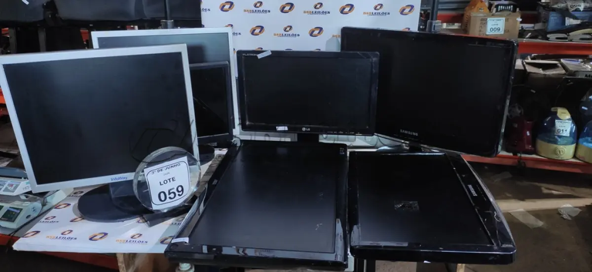 LOTE 059 - 07 MONITORES DE MARCAS E MODELOS DIVERSOS. (NO ESTADO) ATENÇÃO! FAZER A VISITAÇÃO ANTES DE ARREMATAR, NÃO SABEMOS SE FUNCIONA, LEILÃO NÃO TEM GARANTIA E NEM DEVOLUÇÃO, SUJEITO A POSSÍVEIS AVARIAS VISÍVEIS/OCULTAS E/OU AUSÊNCIA DE COMPONENTES.