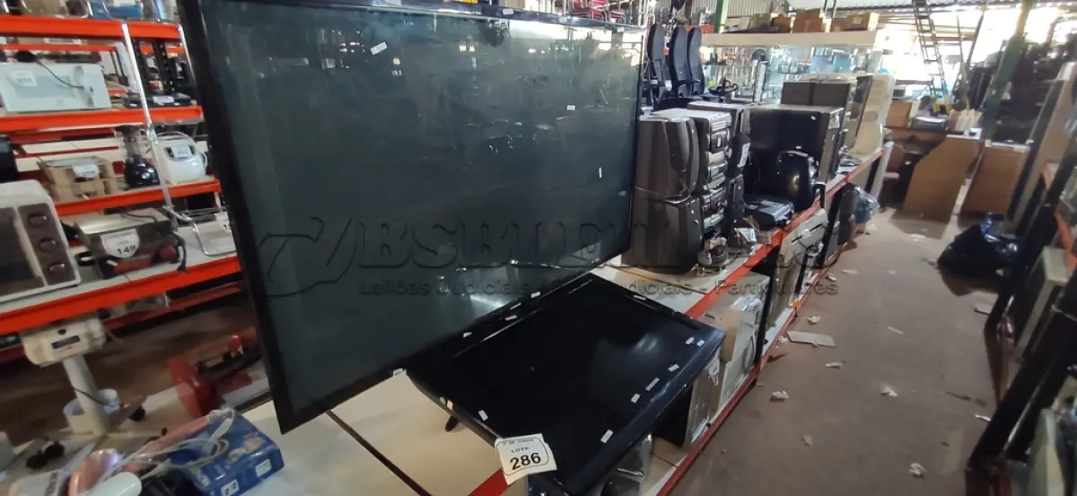 LOTE 286 - 02 TVS DE 32’’ E 60’’ MARCA SAMSUNG PARA RETIRADA DE PEÇAS. (NO ESTADO) ATENÇÃO! FAZER A VISITAÇÃO ANTES DE ARREMATAR, NÃO SABEMOS SE FUNCIONA, LEILÃO NÃO TEM GARANTIA E NEM DEVOLUÇÃO, SUJEITO A POSSÍVEIS AVARIAS VISÍVEIS/OCULTAS E/OU AUSÊNCIA DE COMPONENTES.