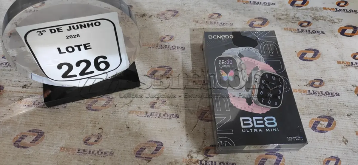 LOTE 226 - 01 SMART WATCH MODELO BE8 ULTRA MINI MARCA BENEDO. (NO ESTADO) ATENÇÃO! FAZER A VISITAÇÃO ANTES DE ARREMATAR, NÃO SABEMOS SE FUNCIONA, LEILÃO NÃO TEM GARANTIA E NEM DEVOLUÇÃO, SUJEITO A POSSÍVEIS AVARIAS VISÍVEIS/OCULTAS E/OU AUSÊNCIA DE COMPONENTES.