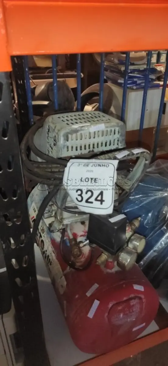LOTE 324 - 01 COMPRESSOR DE AR MARCA MOTOMIL. (NO ESTADO) ATENÇÃO! FAZER A VISITAÇÃO ANTES DE ARREMATAR, NÃO SABEMOS SE FUNCIONA, LEILÃO NÃO TEM GARANTIA E NEM DEVOLUÇÃO, SUJEITO A POSSÍVEIS AVARIAS VISÍVEIS/OCULTAS E/OU AUSÊNCIA DE COMPONENTES.