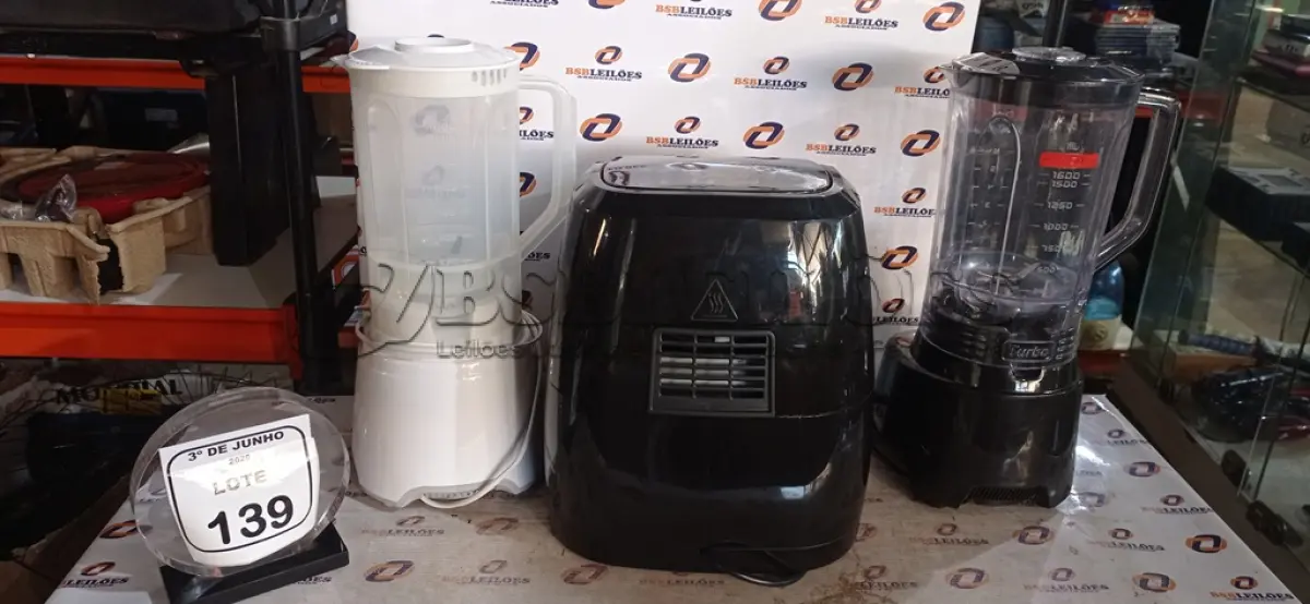 LOTE 139 - 01 AIR FRYER 4L E 02 LIQUIDIFICADORES DE MODELOS DIVERSOS MARCA MONDIAL. (NO ESTADO) ATENÇÃO! FAZER A VISITAÇÃO ANTES DE ARREMATAR, NÃO SABEMOS SE FUNCIONA, LEILÃO NÃO TEM GARANTIA E NEM DEVOLUÇÃO, SUJEITO A POSSÍVEIS AVARIAS VISÍVEIS/OCULTAS E/OU AUSÊNCIA DE COMPONENTES.