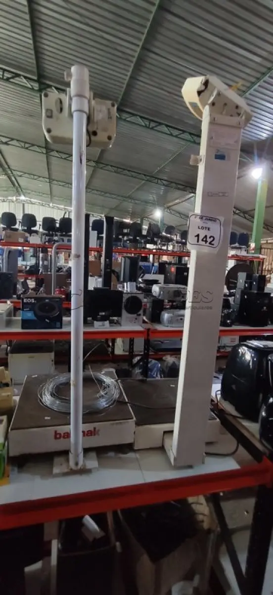 LOTE 142 - 02 BALANÇAS CORPORAIS. (NO ESTADO) ATENÇÃO! FAZER A VISITAÇÃO ANTES DE ARREMATAR, NÃO SABEMOS SE FUNCIONA, LEILÃO NÃO TEM GARANTIA E NEM DEVOLUÇÃO, SUJEITO A POSSÍVEIS AVARIAS VISÍVEIS/OCULTAS E/OU AUSÊNCIA DE COMPONENTES.