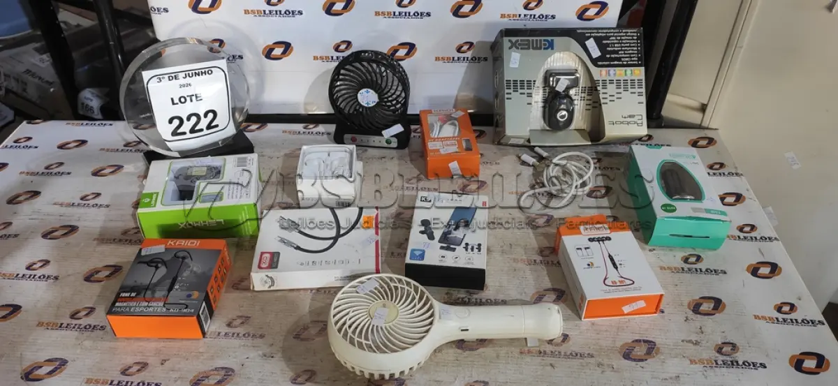 LOTE 222 - 01 LOTE COM VÁRIOS CARREGADORES, FONES DE OUVIDO E 01 CÂMERA. (NO ESTADO) ATENÇÃO! FAZER A VISITAÇÃO ANTES DE ARREMATAR, NÃO SABEMOS SE FUNCIONA, LEILÃO NÃO TEM GARANTIA E NEM DEVOLUÇÃO, SUJEITO A POSSÍVEIS AVARIAS VISÍVEIS/OCULTAS E/OU AUSÊNCIA DE COMPONENTES.
