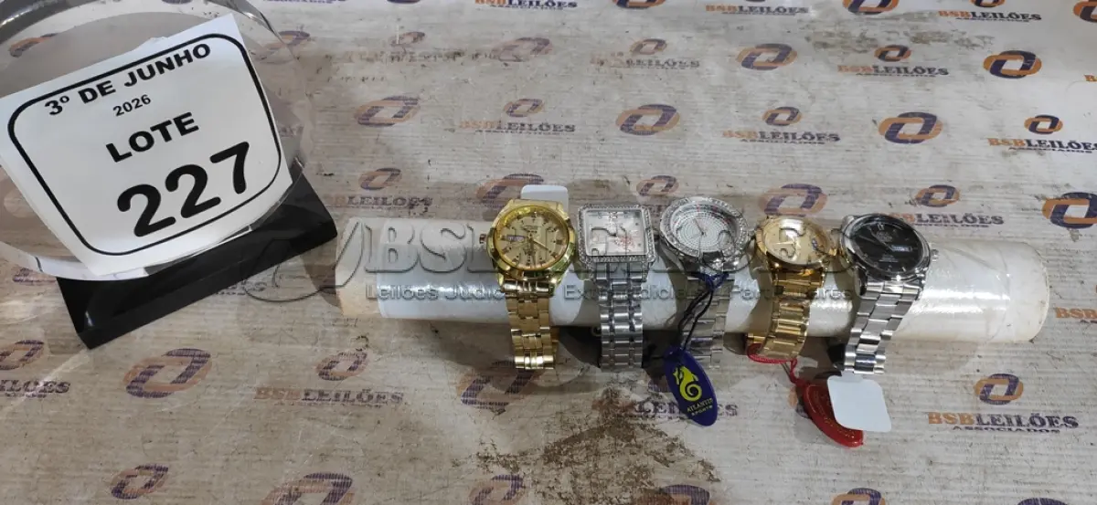 LOTE 227 - 05 RELÓGIOS DE PULSO. (NO ESTADO) ATENÇÃO! FAZER A VISITAÇÃO ANTES DE ARREMATAR, NÃO SABEMOS SE FUNCIONA, LEILÃO NÃO TEM GARANTIA E NEM DEVOLUÇÃO, SUJEITO A POSSÍVEIS AVARIAS VISÍVEIS/OCULTAS E/OU AUSÊNCIA DE COMPONENTES.