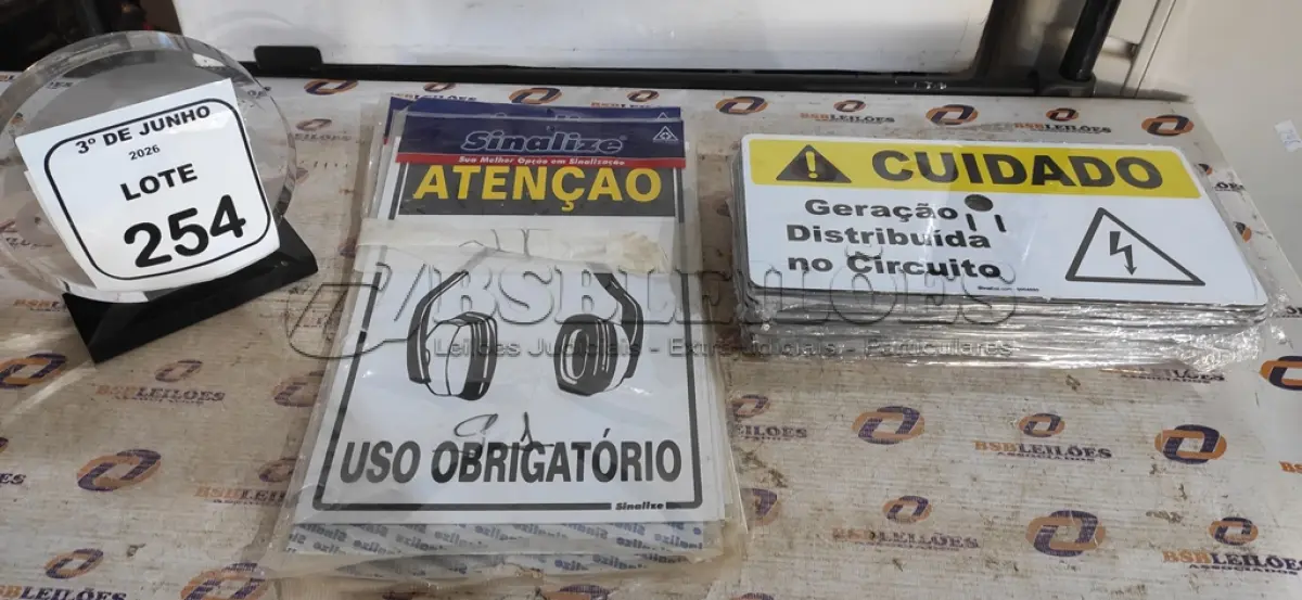 LOTE 254 - 01 LOTE COM PLACAS SINALIZADORAS. (NO ESTADO) ATENÇÃO! FAZER A VISITAÇÃO ANTES DE ARREMATAR, NÃO SABEMOS SE FUNCIONA, LEILÃO NÃO TEM GARANTIA E NEM DEVOLUÇÃO, SUJEITO A POSSÍVEIS AVARIAS VISÍVEIS/OCULTAS E/OU AUSÊNCIA DE COMPONENTES.