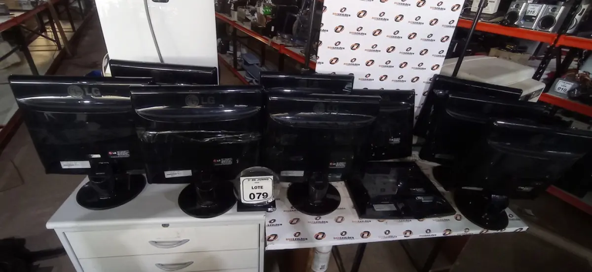 LOTE 079 - 10 MONITORES DE MARCAS E MODELOS DIVERSOS. (NO ESTADO) ATENÇÃO! FAZER A VISITAÇÃO ANTES DE ARREMATAR, NÃO SABEMOS SE FUNCIONA, LEILÃO NÃO TEM GARANTIA E NEM DEVOLUÇÃO, SUJEITO A POSSÍVEIS AVARIAS VISÍVEIS/OCULTAS E/OU AUSÊNCIA DE COMPONENTES.