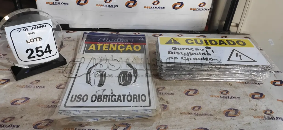 LOTE 254 - 01 LOTE COM PLACAS SINALIZADORAS. (NO ESTADO) ATENÇÃO! FAZER A VISITAÇÃO ANTES DE ARREMATAR, NÃO SABEMOS SE FUNCIONA, LEILÃO NÃO TEM GARANTIA E NEM DEVOLUÇÃO, SUJEITO A POSSÍVEIS AVARIAS VISÍVEIS/OCULTAS E/OU AUSÊNCIA DE COMPONENTES.
