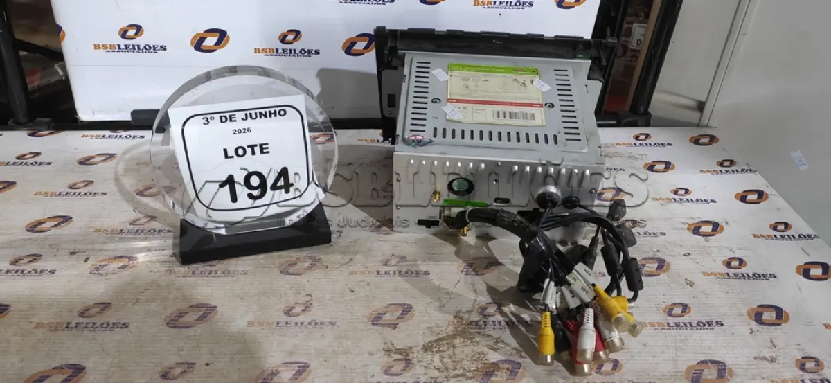 LOTE 194 - 01 APARELHO DE SOM MULTIMIDIA AUTOMOTIVO. (NO ESTADO) ATENÇÃO! FAZER A VISITAÇÃO ANTES DE ARREMATAR, NÃO SABEMOS SE FUNCIONA, LEILÃO NÃO TEM GARANTIA E NEM DEVOLUÇÃO, SUJEITO A POSSÍVEIS AVARIAS VISÍVEIS/OCULTAS E/OU AUSÊNCIA DE COMPONENTES.
