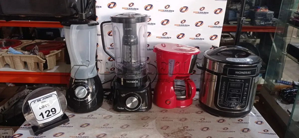 LOTE 129 - 01 PANELA ELÉTRICA 3L, 01 CAFETEIRA ELÉTRICA E 02 LIQUIDIFICADORES 220V MARCA MONDIAL. (NO ESTADO) ATENÇÃO! FAZER A VISITAÇÃO ANTES DE ARREMATAR, NÃO SABEMOS SE FUNCIONA, LEILÃO NÃO TEM GARANTIA E NEM DEVOLUÇÃO, SUJEITO A POSSÍVEIS AVARIAS VISÍVEIS/OCULTAS E/OU AUSÊNCIA DE COMPONENTES.