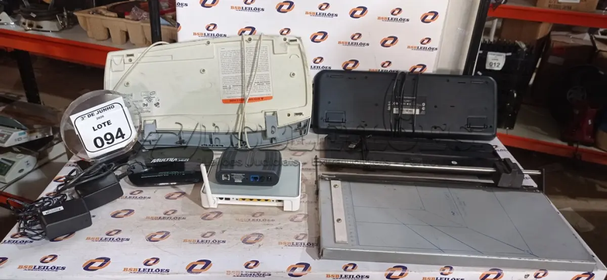 LOTE 094 - 03 ROTEADORES, 03 TECLADOS DE PC E 01 GUILHITINA DE PAPEL. (NO ESTADO) ATENÇÃO! FAZER A VISITAÇÃO ANTES DE ARREMATAR, NÃO SABEMOS SE FUNCIONA, LEILÃO NÃO TEM GARANTIA E NEM DEVOLUÇÃO, SUJEITO A POSSÍVEIS AVARIAS VISÍVEIS/OCULTAS E/OU AUSÊNCIA DE COMPONENTES.