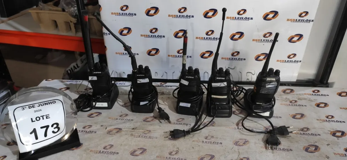 LOTE 173 - 05 RÁDIOS COMUNICADORES COM CARREGADOR MARCA BAOFENG. (NO ESTADO) ATENÇÃO! FAZER A VISITAÇÃO ANTES DE ARREMATAR, NÃO SABEMOS SE FUNCIONA, LEILÃO NÃO TEM GARANTIA E NEM DEVOLUÇÃO, SUJEITO A POSSÍVEIS AVARIAS VISÍVEIS/OCULTAS E/OU AUSÊNCIA DE COMPONENTES.